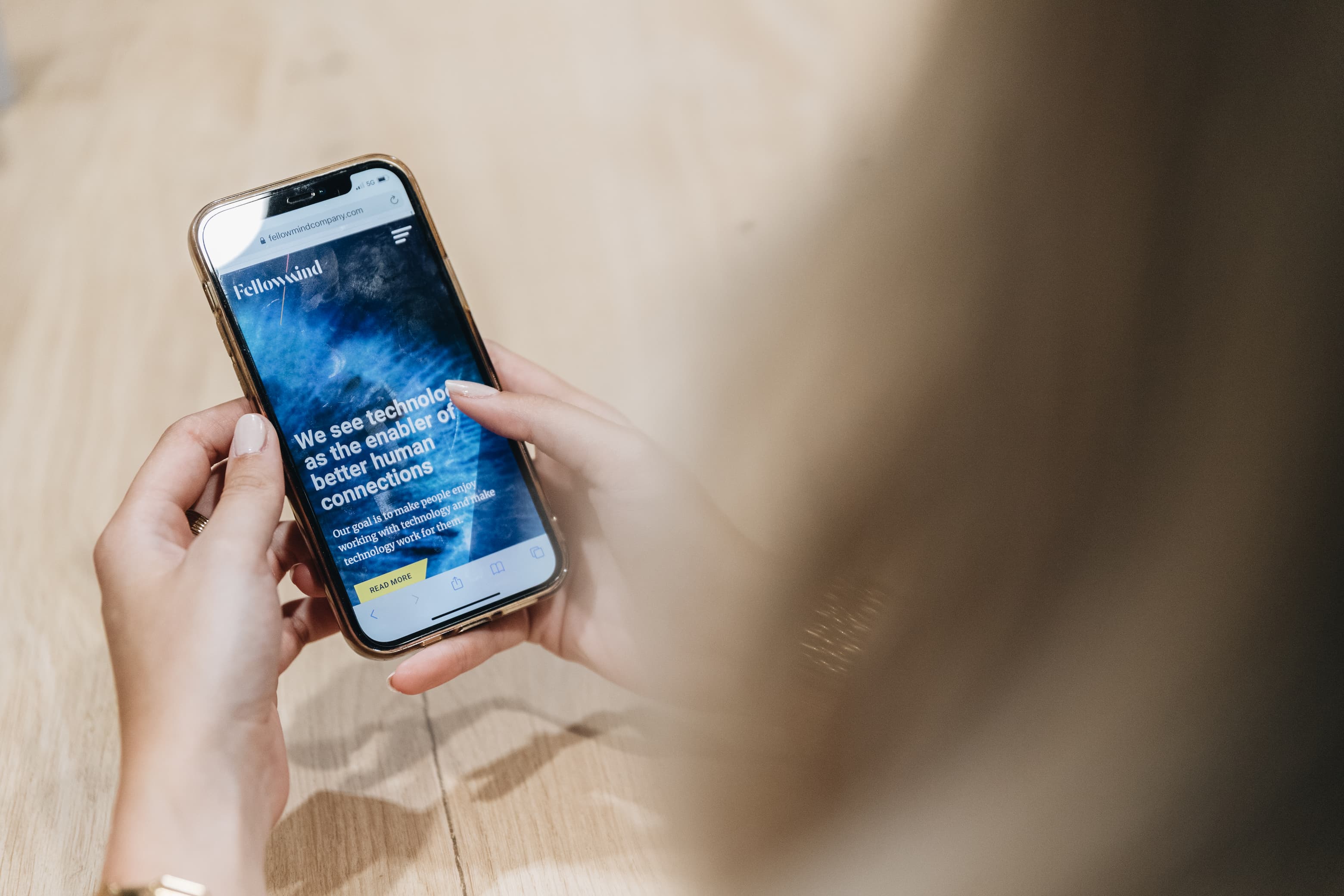 Smartphone met vergrendelscherm en hangslot, symbool voor mobiele beveiliging en databeveiliging