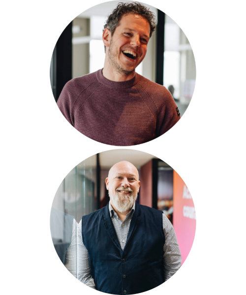 Twee portretfoto’s van mannen in zakelijke en casual kleding, met neutrale achtergrond en moderne kantooromgeving