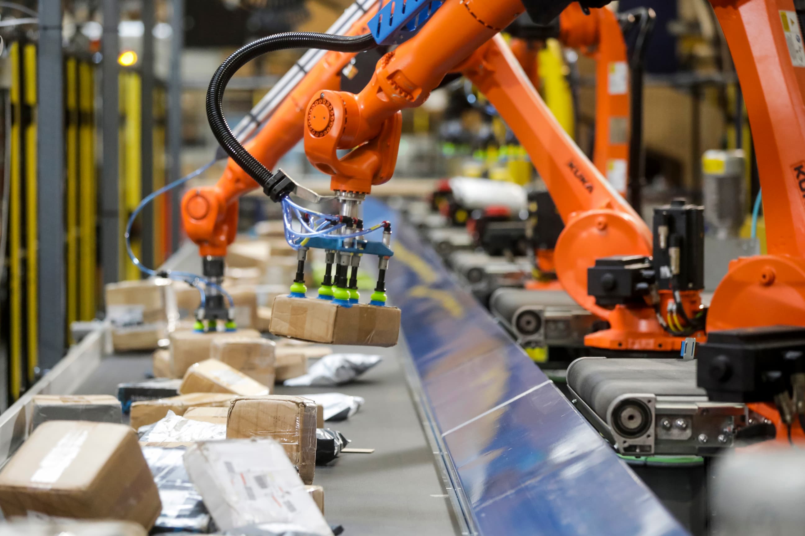 Industrial robots sorting parcels on an automated conveyor belt