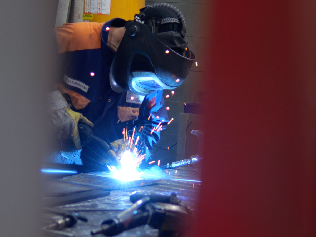 Veisto modernisoi globaalin liiketoiminnan ohjauksen-image.jpg veisto personel welding machinery