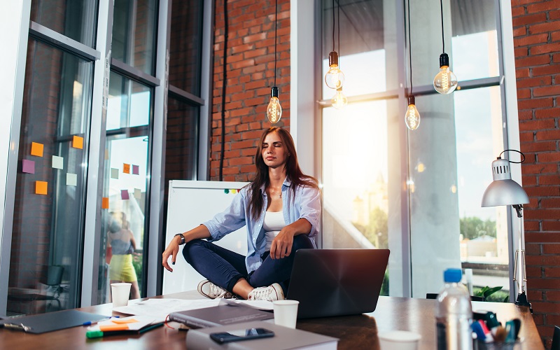 Meditation-Selbstfürsorge-hybride-Zusammenarbeit.jpg