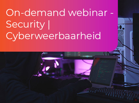 On-demand webinar over security en cyberweerbaarheid, met persoon achter computer in donkere technische omgeving