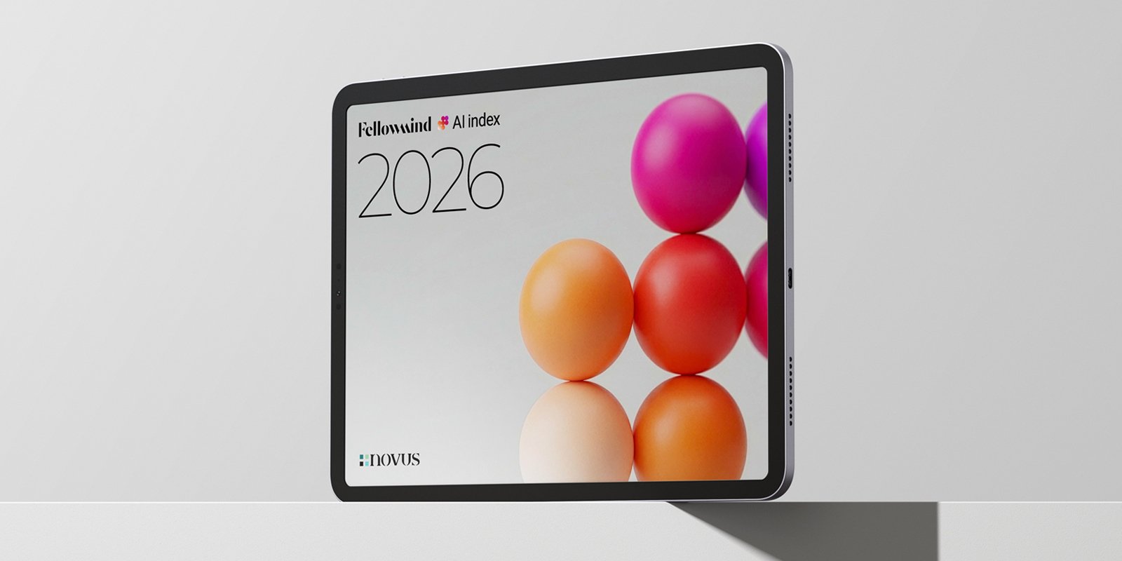 Färgade kulor i röd-lila färgskala staplade på varandra mot grå bakgrund